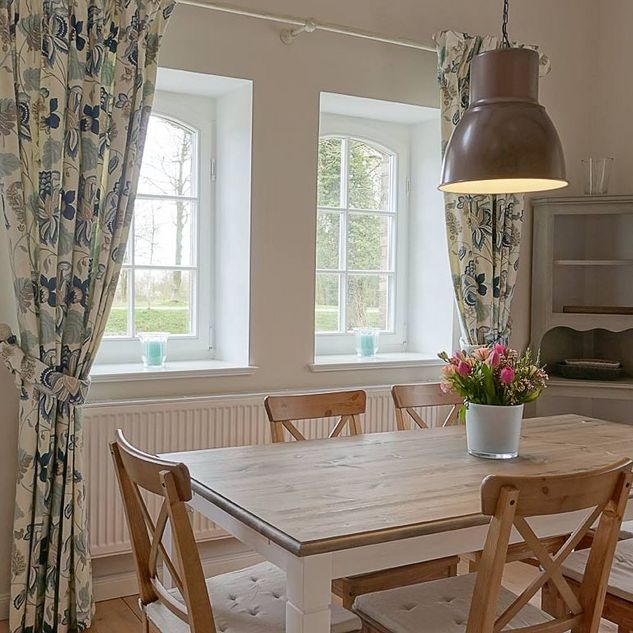 Großer Esstisch in Ferienwohnung mit Blick auf die Schlei