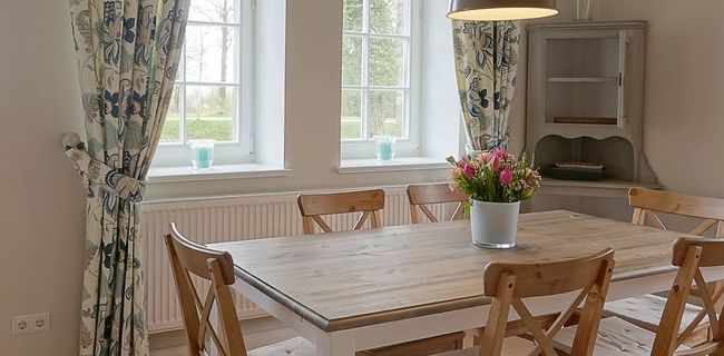Großer Esstisch in Ferienwohnung mit Blick auf die Schlei