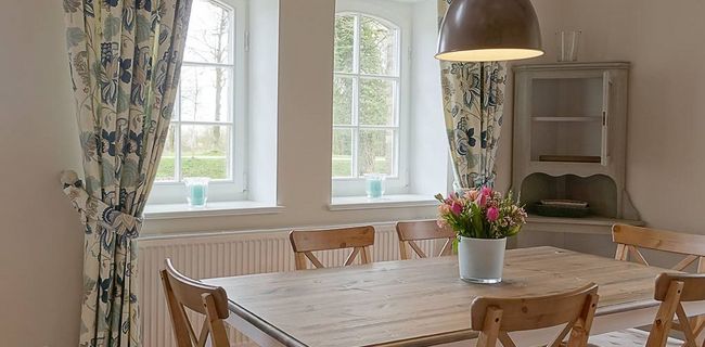 Großer Esstisch in Ferienwohnung mit Blick auf die Schlei