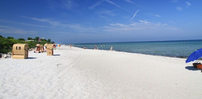 Breiter Ostseestrand und Strandkörbe 
