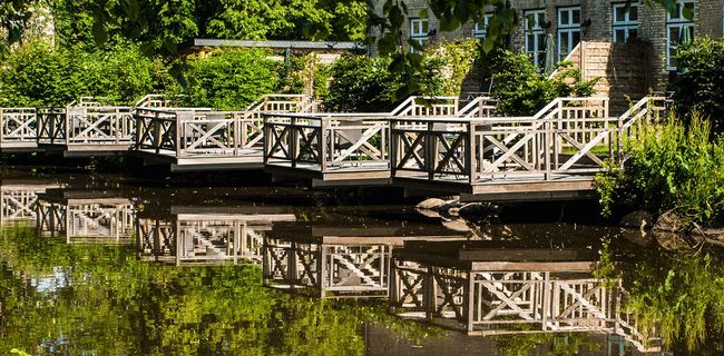 Terasse über dem Wasser vom Burggraben