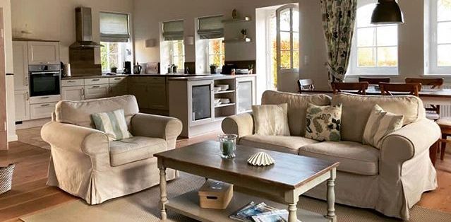 Moderne Ausstattung und gemütliche Atmosphäre im Inneren einer Ferienwohnung von Gut Buckhagen an der Schlei