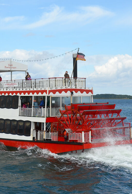 Ausflugsschiff "Schleiprincess" mit Passagieren an Deck fährt über die Schlei