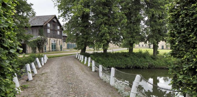 Brücke über Burggraben auf Gutshof