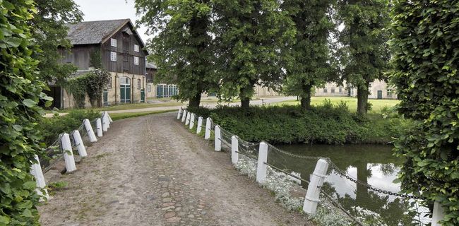 Brücke über Burggraben auf Gutshof
