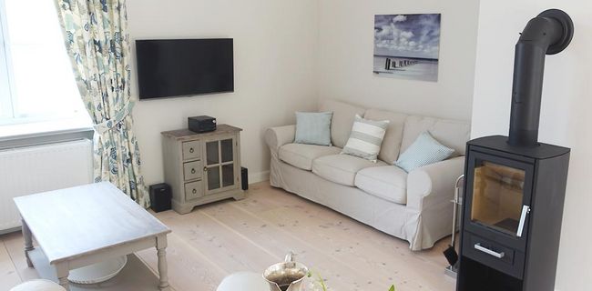 Ferienwohnung mit Kamin für Ruhe und Erholung beim Urlaub am Meer
