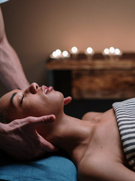 Massage mit Kerzenlicht im Wellnessbereich von Gut Buckhagen
