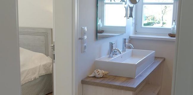 Luxus Ausstattung in Bad und Schlafzimmer für Ruhe und Erholung